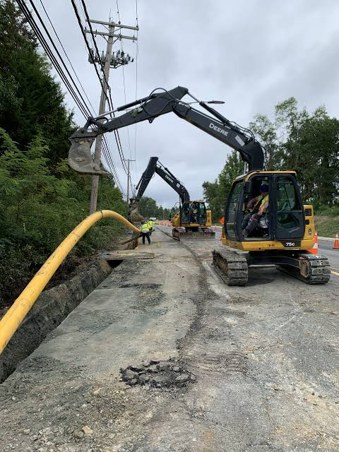 Natural gas distribution main installation along an active roadway